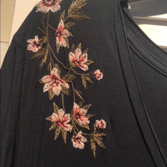 cute american eagle tee - Picture 3 of 5